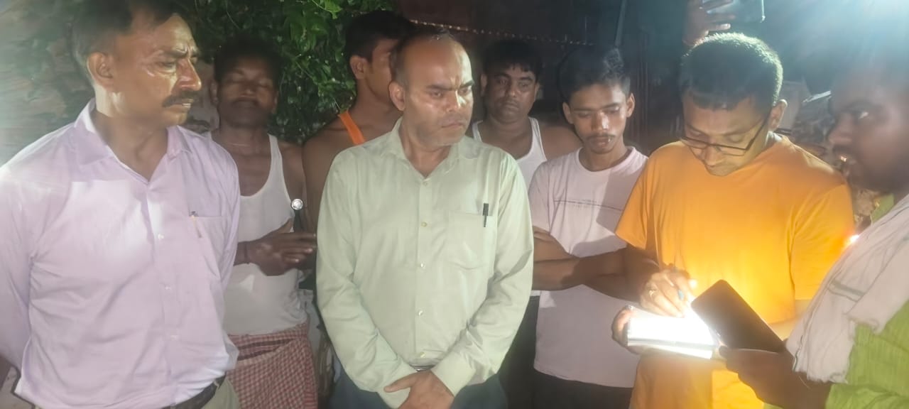काराकाट प्रखंड के अमरथा के लापता प्रवासी मजदूरों के परिजनों में मिले एसडीएम  केंद्र और राज्य सरकार से मिलने वाली सहायता राशि दिलाने का दिया भरोसा