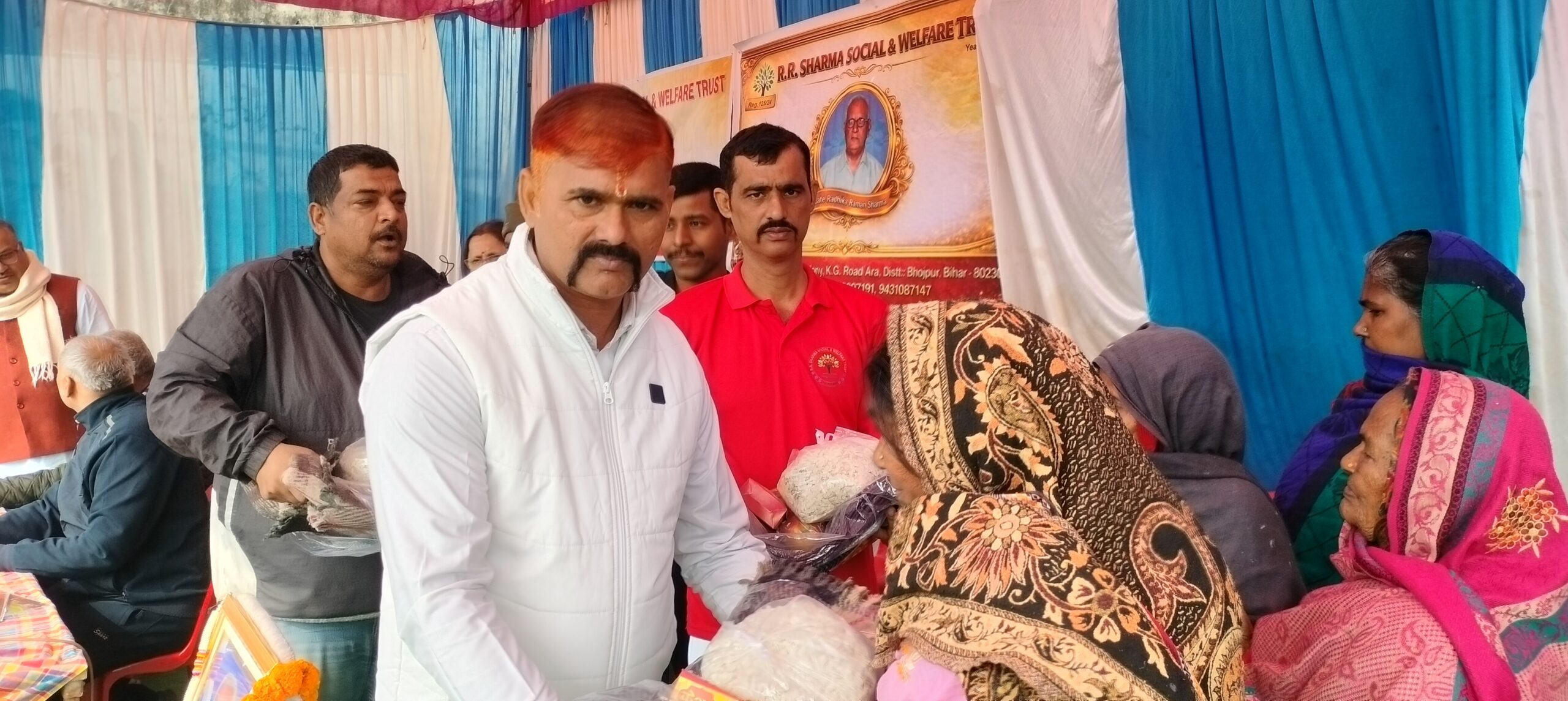 बिक्रमगंज के नोनहर गांव में ने बुजुर्गों, जरूरतमंदों के बीच किया गया कंबल का विरतरण