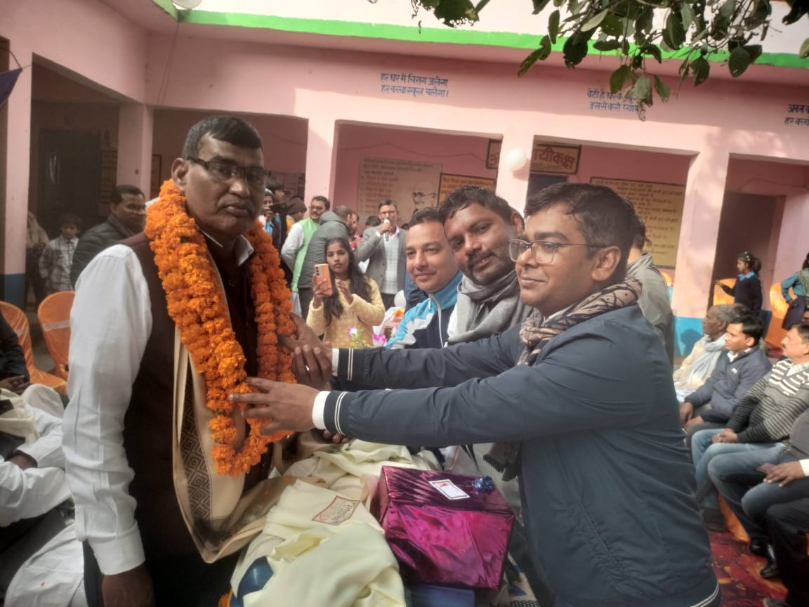 विदाई सह सम्मान समारोह में भावुक हुए शिक्षक