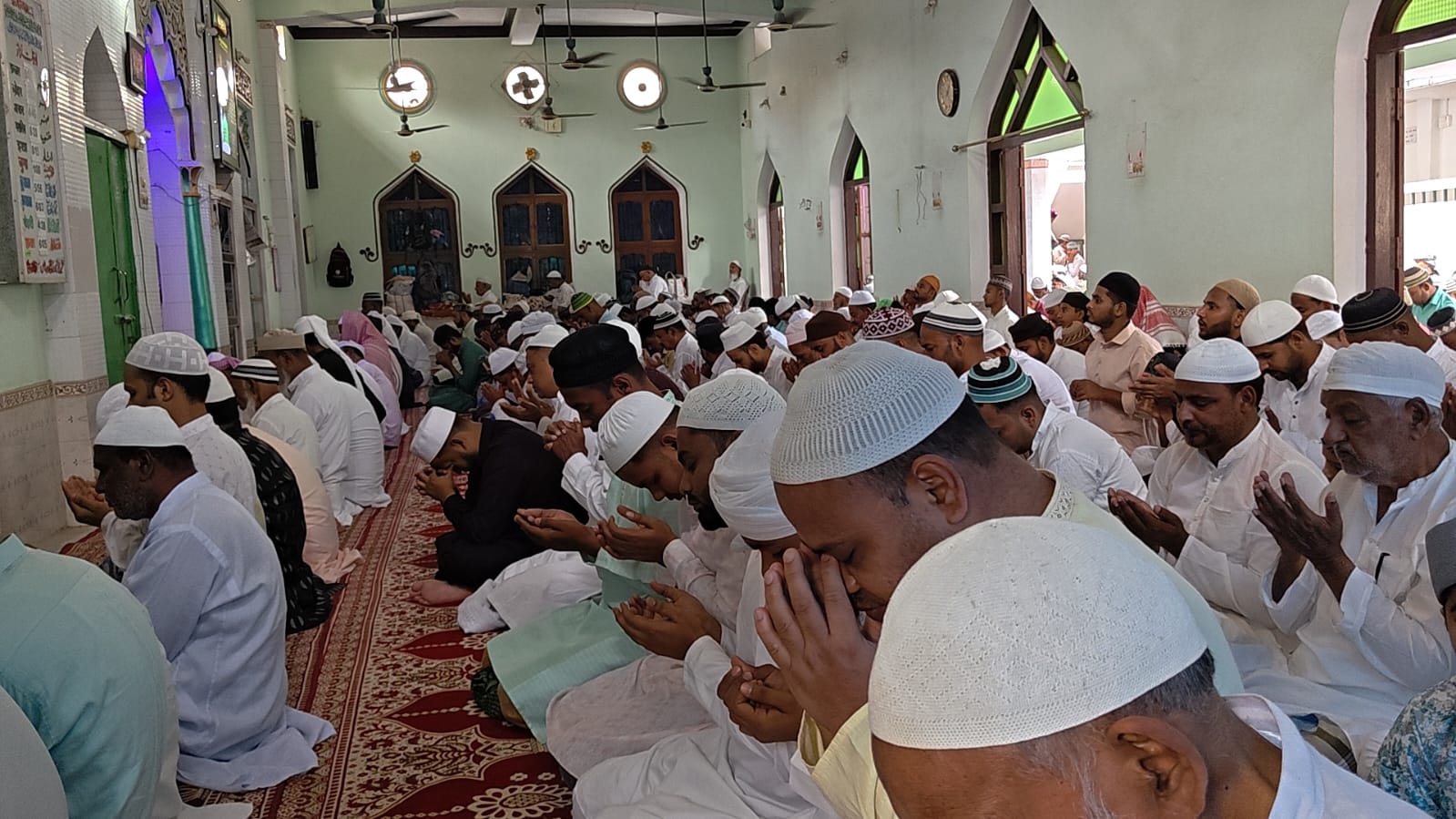 बिक्रमगंज में धूमधाम से मनाई गई ईद-उल-फितर, नमाज अदा कर मांगी अमन-चैन की दुआ